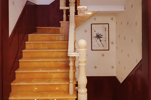 永仁中式别墅室内汉白玉石楼梯的定制安装装饰效果